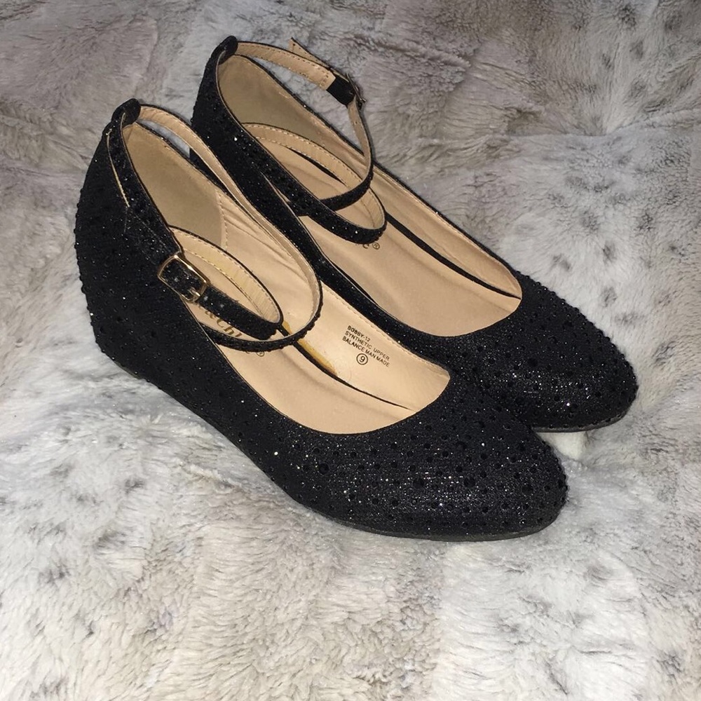Chase&Chloe Sparkly Black Wedges with Strap